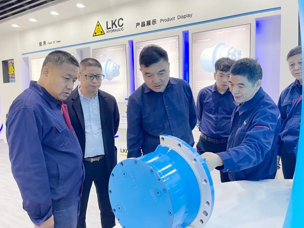 廣州塔山機(jī)械、廣州韓川液壓、江蘇靖江新世紀(jì)液壓、無錫密斯特智能裝備制造有限公司一行6人蒞臨力克川參觀交流2.jpg