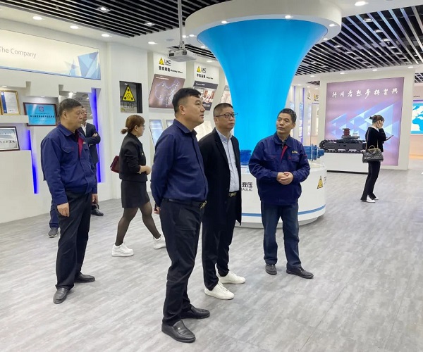 廣州塔山機(jī)械、廣州韓川液壓、江蘇靖江新世紀(jì)液壓、無錫密斯特智能裝備制造有限公司一行6人蒞臨力克川參觀交流3.jpg