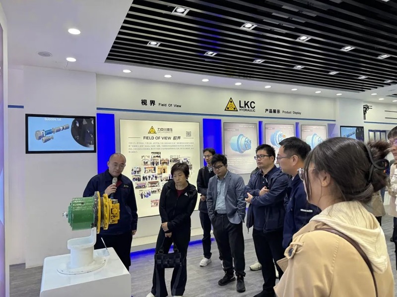 第七屆工程機(jī)械行業(yè)標(biāo)準(zhǔn)化工作會(huì)議暨2024年中國(guó)工程機(jī)械工業(yè)協(xié)會(huì)標(biāo)準(zhǔn)化工作委員會(huì)年會(huì)7.jpg 第七屆工程機(jī)械行業(yè)標(biāo)準(zhǔn)化工作會(huì)議暨2024年中國(guó)工程機(jī)械工業(yè)協(xié)會(huì)標(biāo)準(zhǔn)化工作委員會(huì)年會(huì)7.jpg