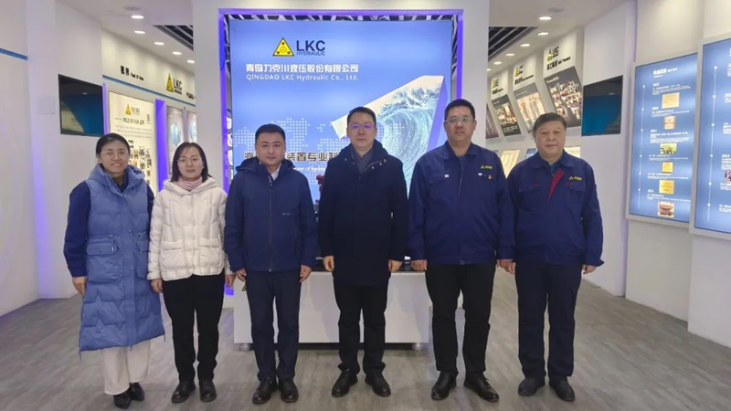 高新區(qū)工委委員、管委副主任張建軍一行蒞臨青島力克川液壓股份有限公司調(diào)研指導1.jpg
