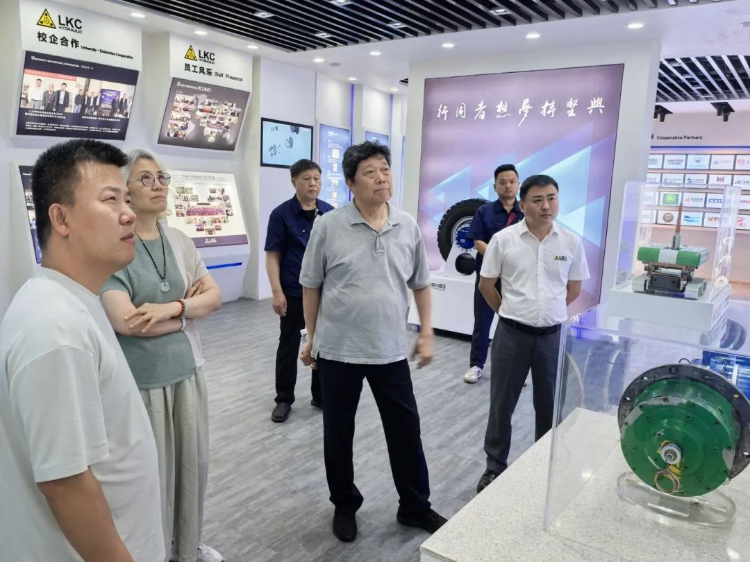 1750402994731970.jpg 中國液壓氣動密封件工業(yè)協(xié)會理事長杜旭東一行蒞臨我公司參觀指導1.jpg