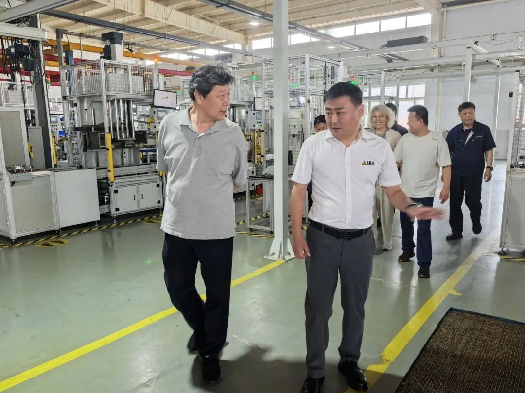 1750403002290721.jpg 中國液壓氣動密封件工業(yè)協(xié)會理事長杜旭東一行蒞臨我公司參觀指導2.jpg